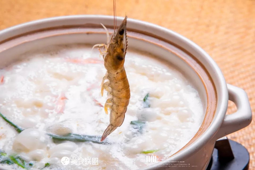 昆明闹市这家12年老店，独创傣式火锅一年只卖89天，大闸蟹涮着吃