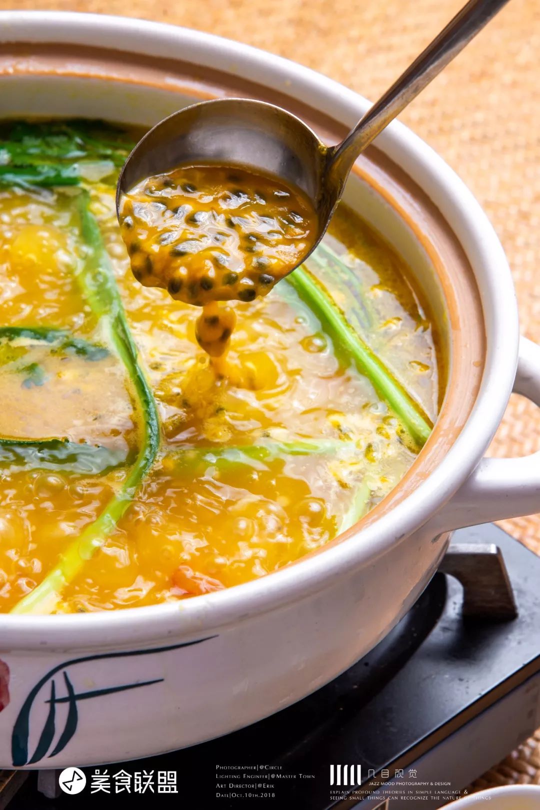 昆明闹市这家12年老店，独创傣式火锅一年只卖89天，大闸蟹涮着吃