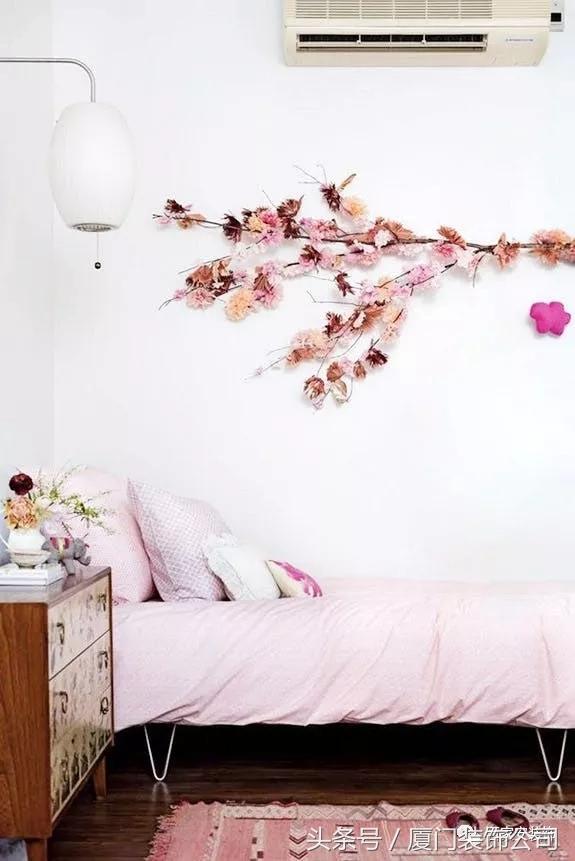 白墙看着不喜欢但又不想贴壁纸墙布？这些办法省钱省空间又美观！