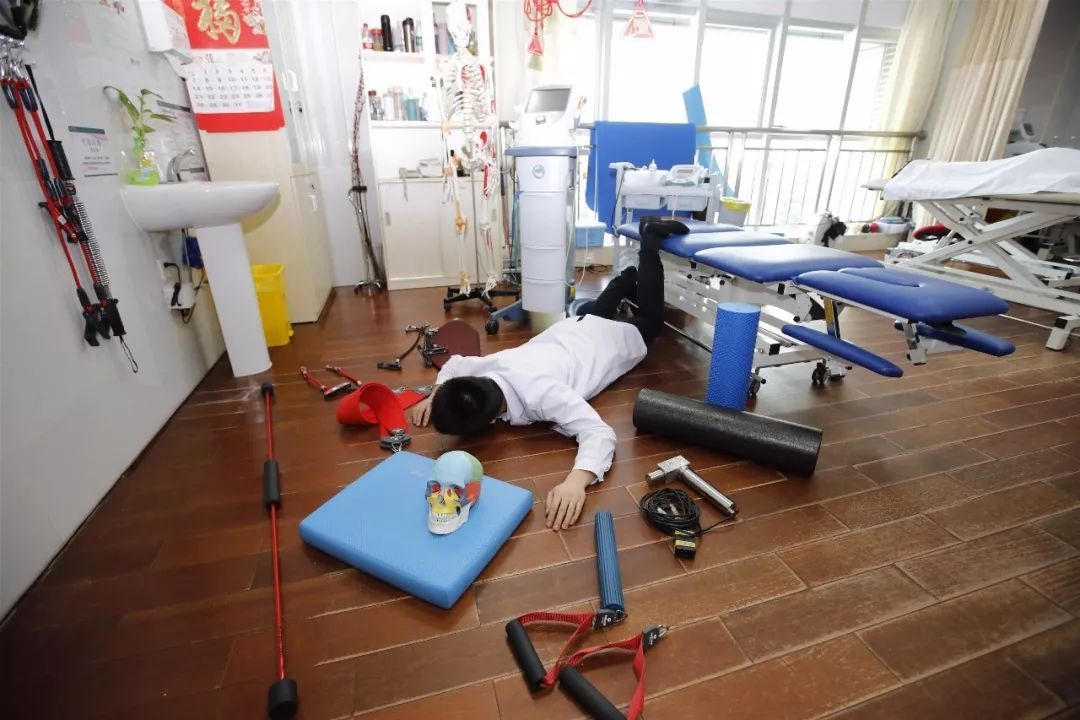 看了这么多炫富摔，这些护士才是最劲爆的~