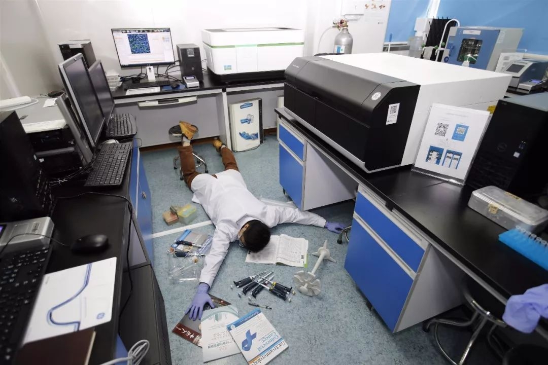 看了这么多炫富摔，这些护士才是最劲爆的~