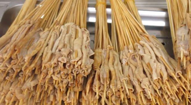 创业卖烤鸭肠亲身经历,小伙摆地摊卖烤肠一天能挣多少钱