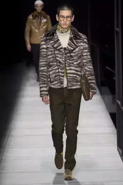 为什么现在的人都喜欢和有钱人玩,为什么有的人喜欢跟有钱人交朋友