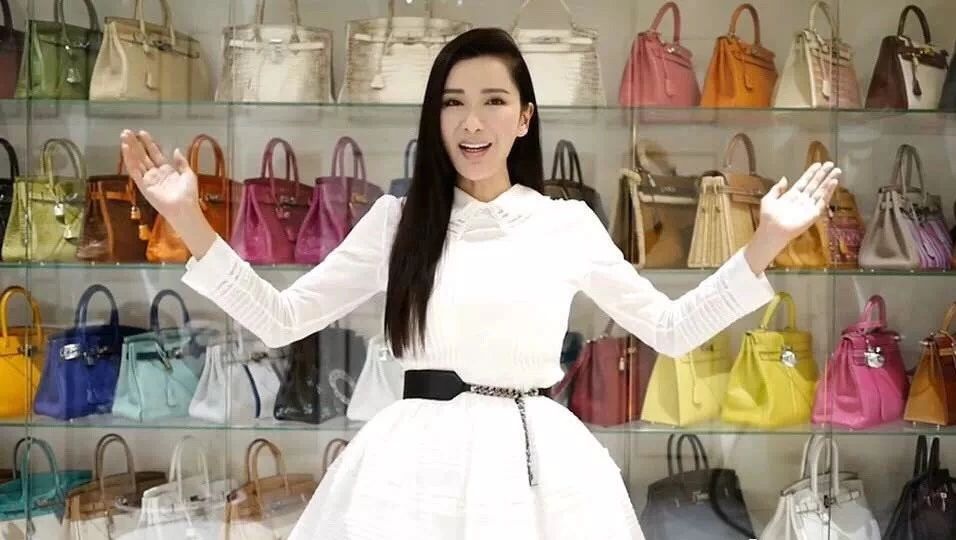 富婆炫耀自己的名牌包包,富婆炫富包包