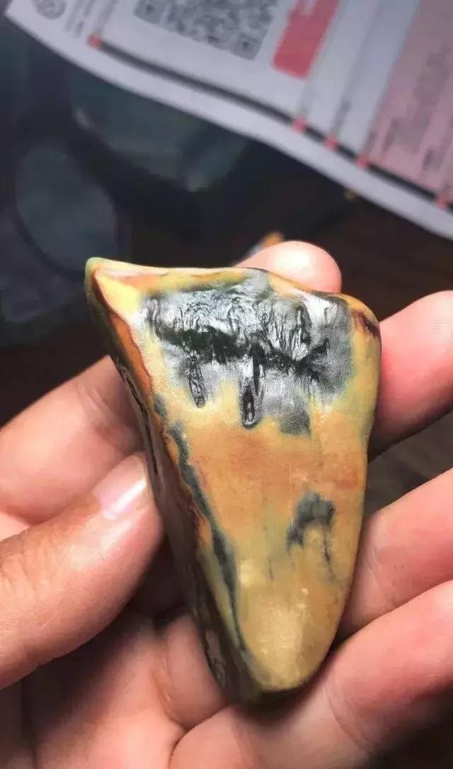 什么样的原石翡翠出高冰,真正的翡翠原石能出现哪些特征呢