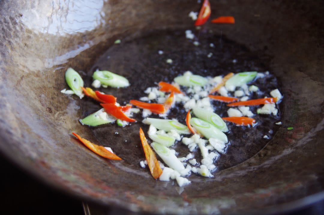 吃起来黏黏滑滑的黑色蘑菇,黏黏的大白蘑菇