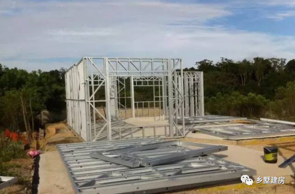 轻钢别墅是怎么建起来的,农村小伙花300万建1000平别墅
