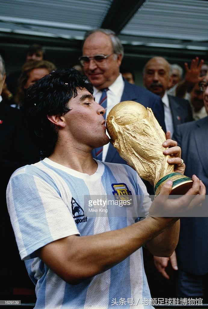 马拉多纳夺冠时的球鞋,球王马拉多纳球鞋