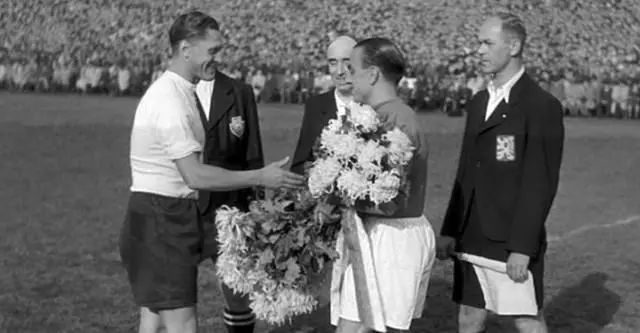 玻尔和爱因斯坦论战合照,物理学家玻尔与爱因斯坦