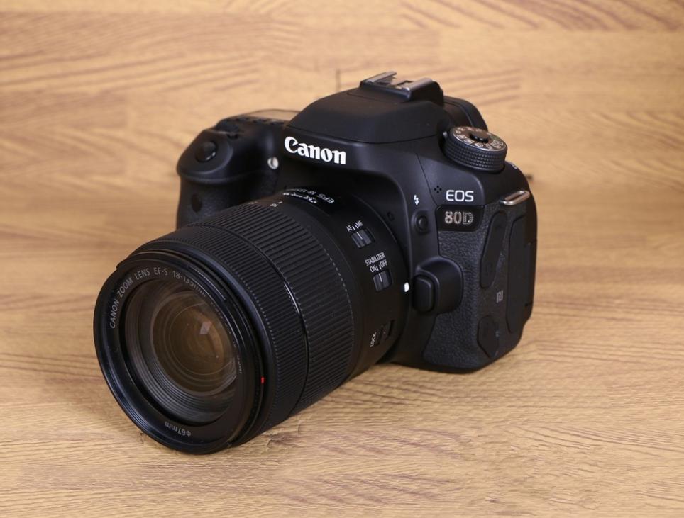 佳能80d好还是尼康d7100好,买佳能80d还是尼康d800好