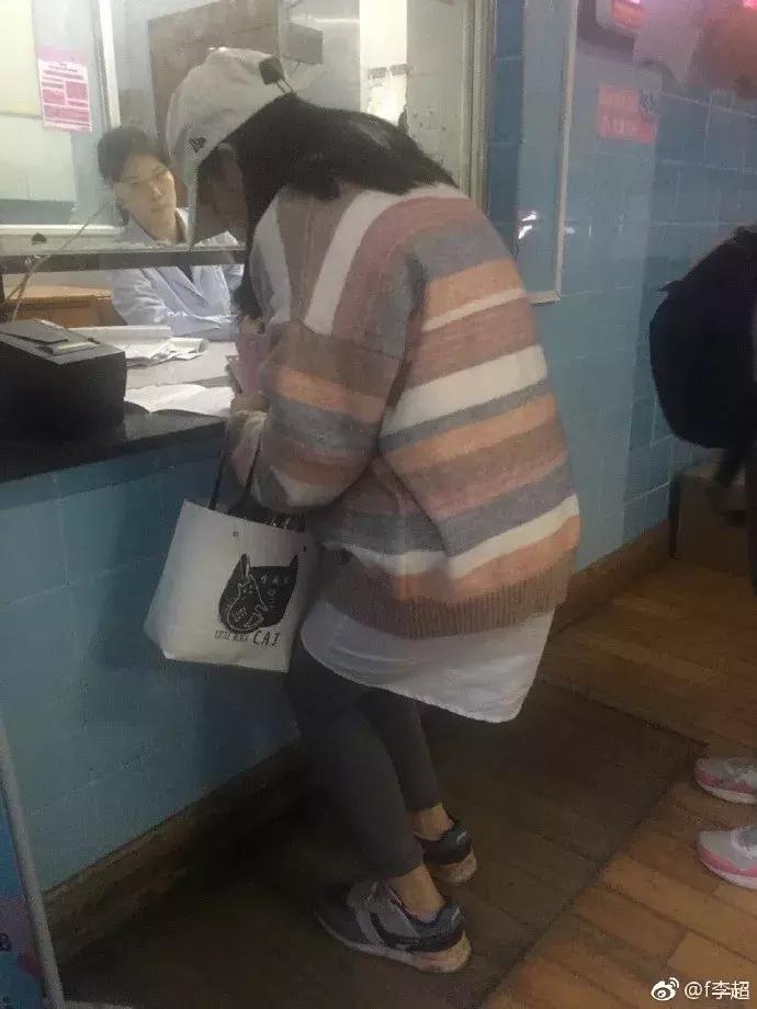 医院窗口低孕妇跪地就诊,医院孕妇挺着大肚子