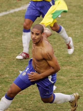 他曾是媲美大罗的天才，因父亲去世而堕落，只有36岁，却像50岁