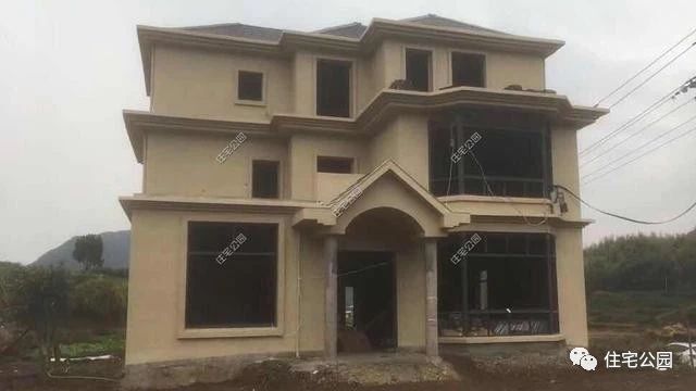 农村自建房三层小别墅真实视频,2022年河南自建房包工280一平贵吗