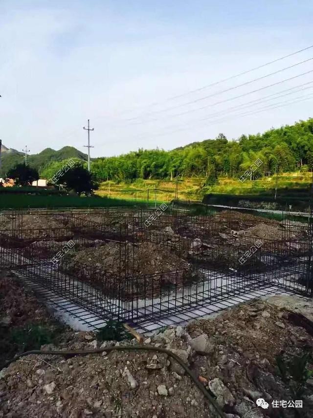 农村自建房三层小别墅真实视频,2022年河南自建房包工280一平贵吗