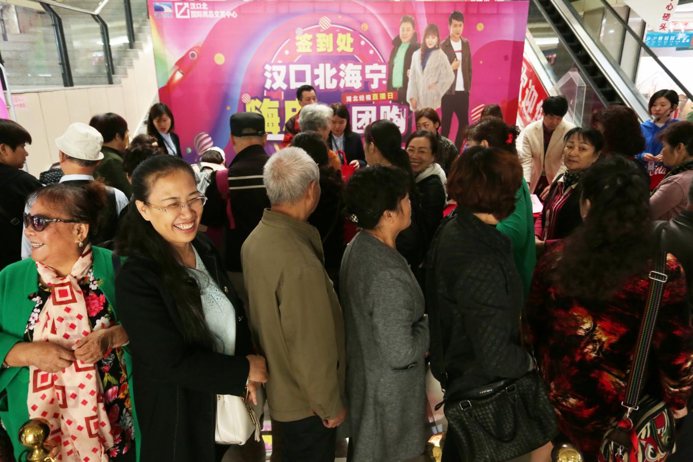 剁剁剁！今天经视砍价王在汉口北掀起了一场超热的千人团购！