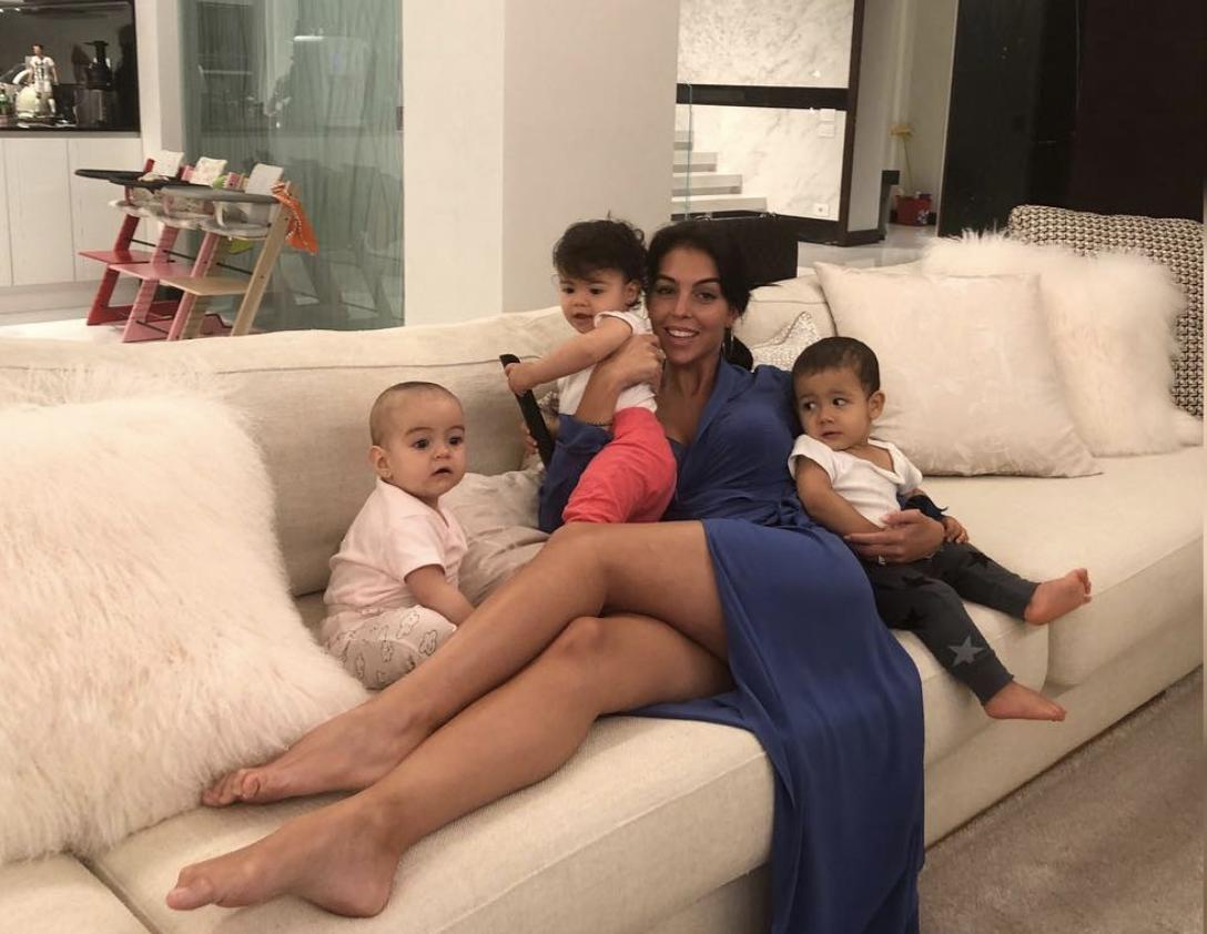 c罗早期和乔治娜的照片,c罗祖孙三代同框照片