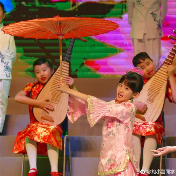 贝儿弹吉他,12岁贝儿弹吉他有模有样