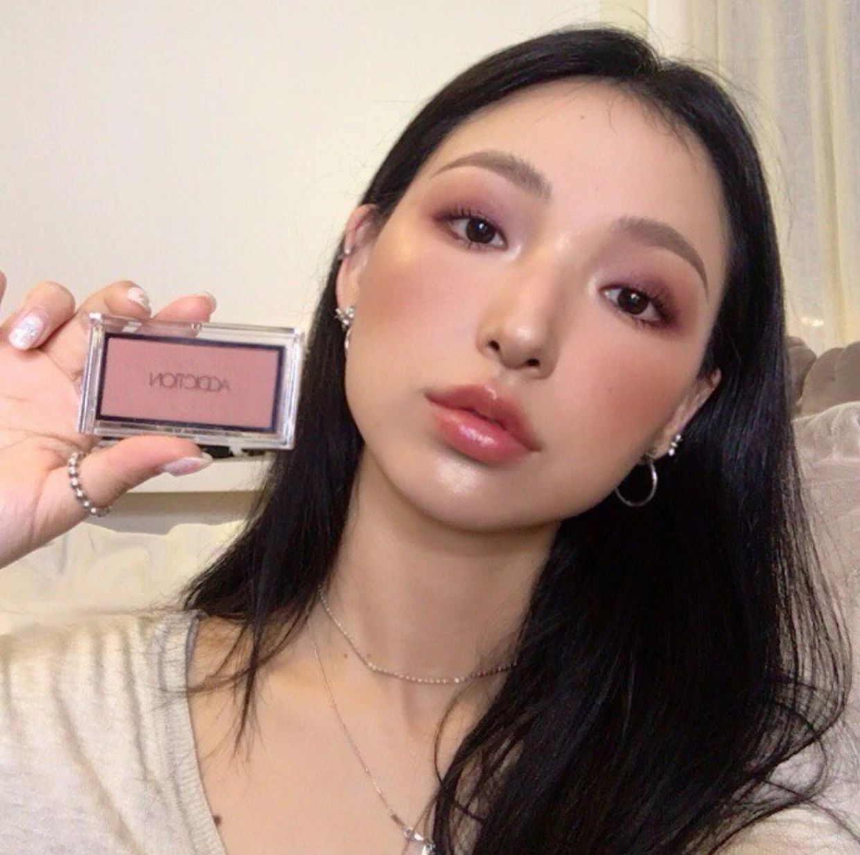 杨幂同款单眼皮红色系妆容,杨幂御用化妆师教你打造减龄妆