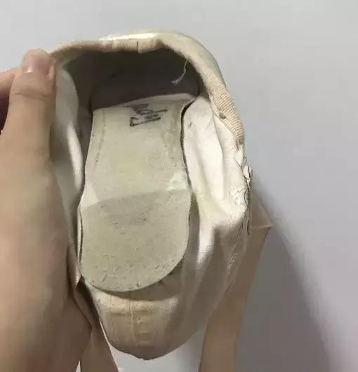 脚指甲盖里很痛,脚指甲盖一碰就很痛