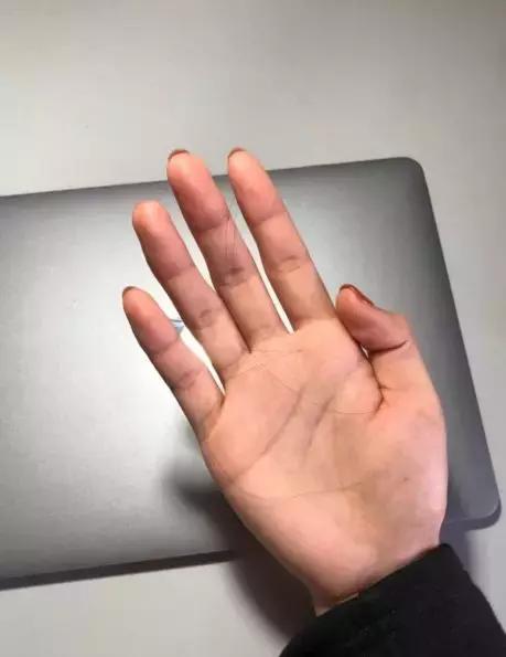 她希望头发躁起来，我希望头发乖一点