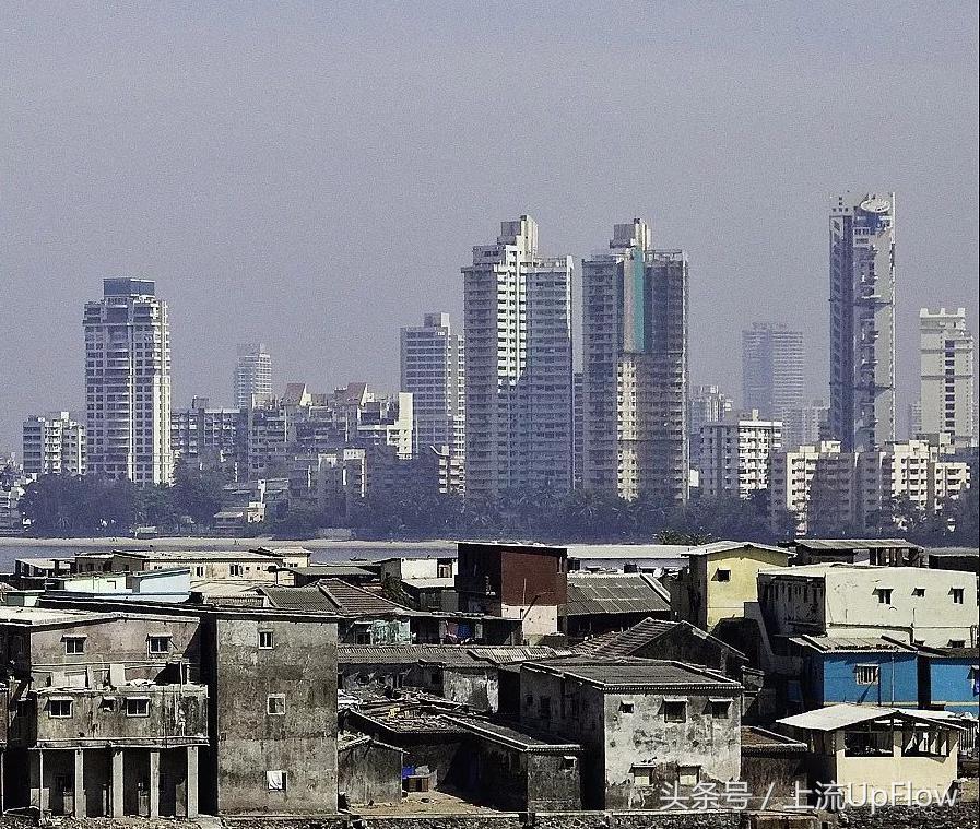 2000多个县城里,人们在忙于打发时间