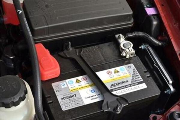 自动挡车子电瓶快没电会有提醒吗,自动挡电瓶没电了可以推着火吗