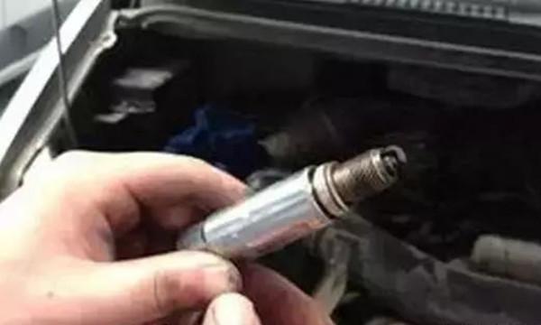 自动挡车子电瓶快没电会有提醒吗,自动挡电瓶没电了可以推着火吗