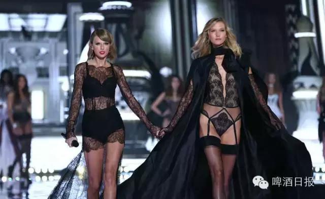 维密天使也喝啤酒!