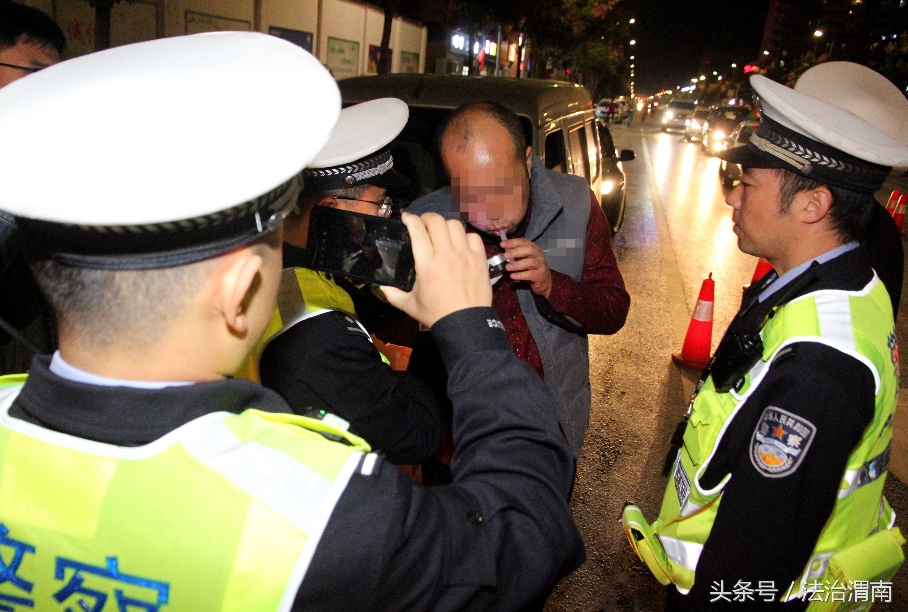 平安夜全国交警夜查酒驾现场,交警开展重点路段酒驾行动