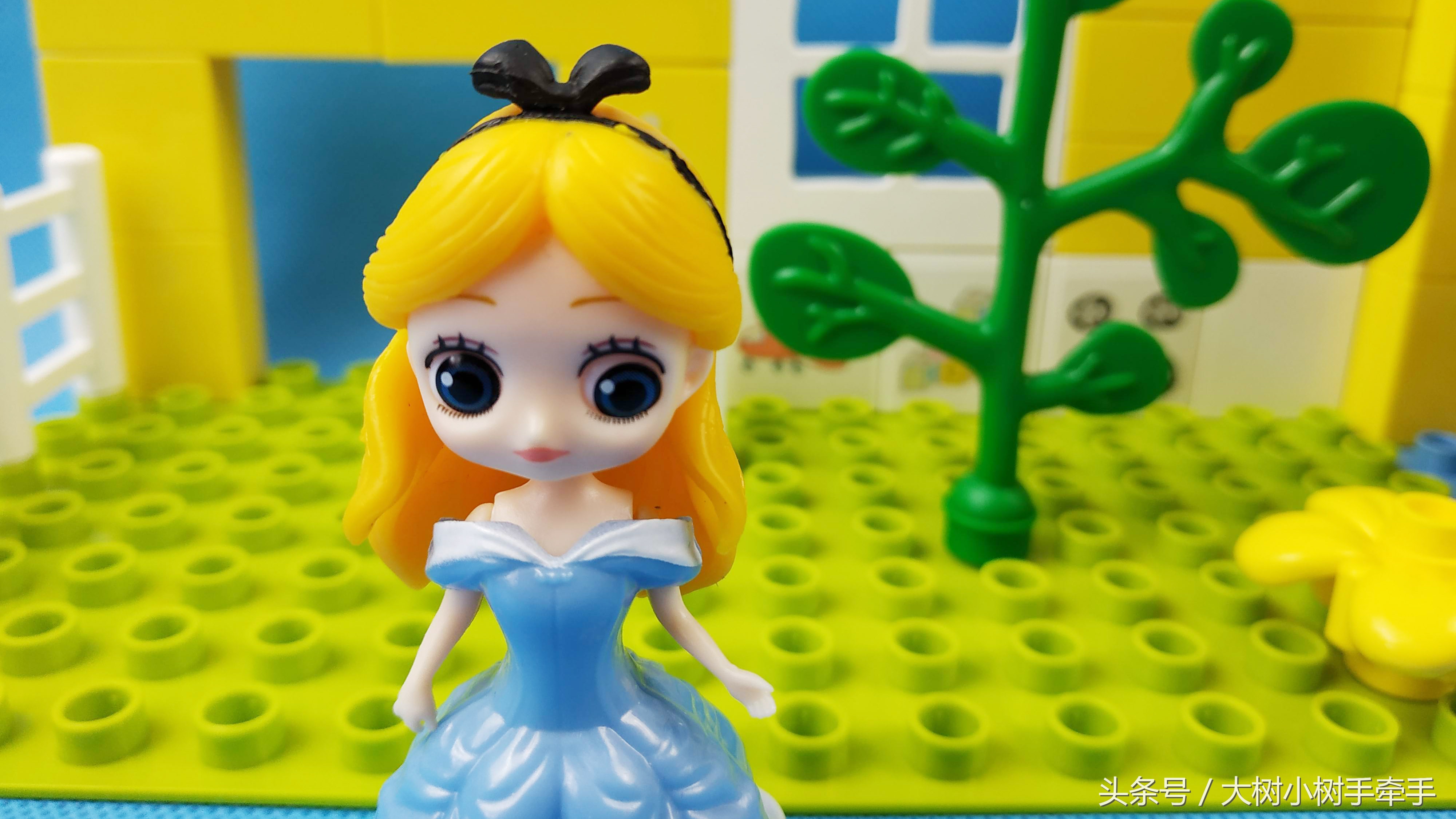 一只水晶鞋惊动王宫，王子到处找鞋的主人，她到底是谁