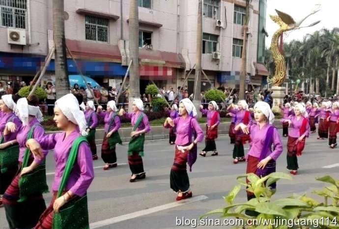 美女云南西双版纳傣族泼水节歌舞,2010西双版纳傣族万人泼水节