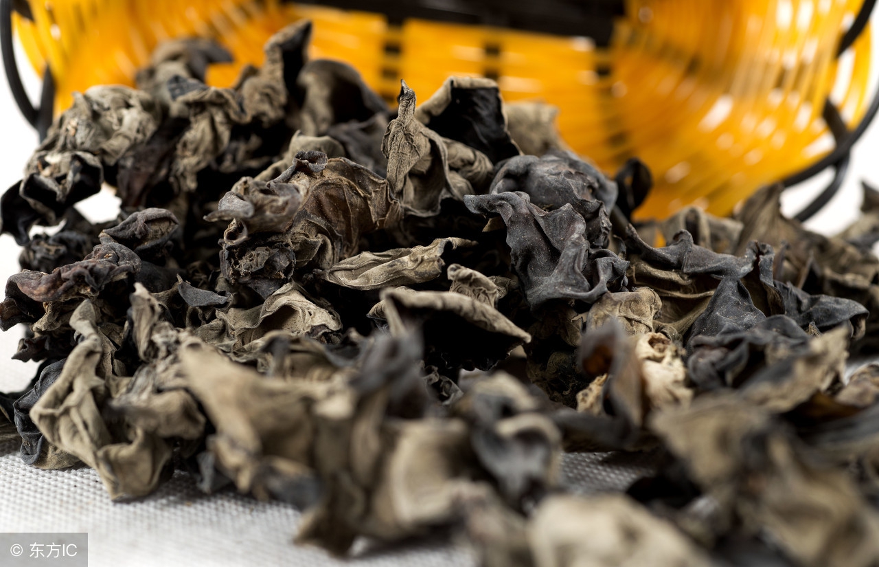 冬天嘴唇干燥怎么办用什么维生素,冬天皮肤干燥嘴唇干裂吃什么好