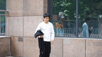 中科院联合素湃造了件“透气雨衣”！防水、防污，脏东西一冲就净