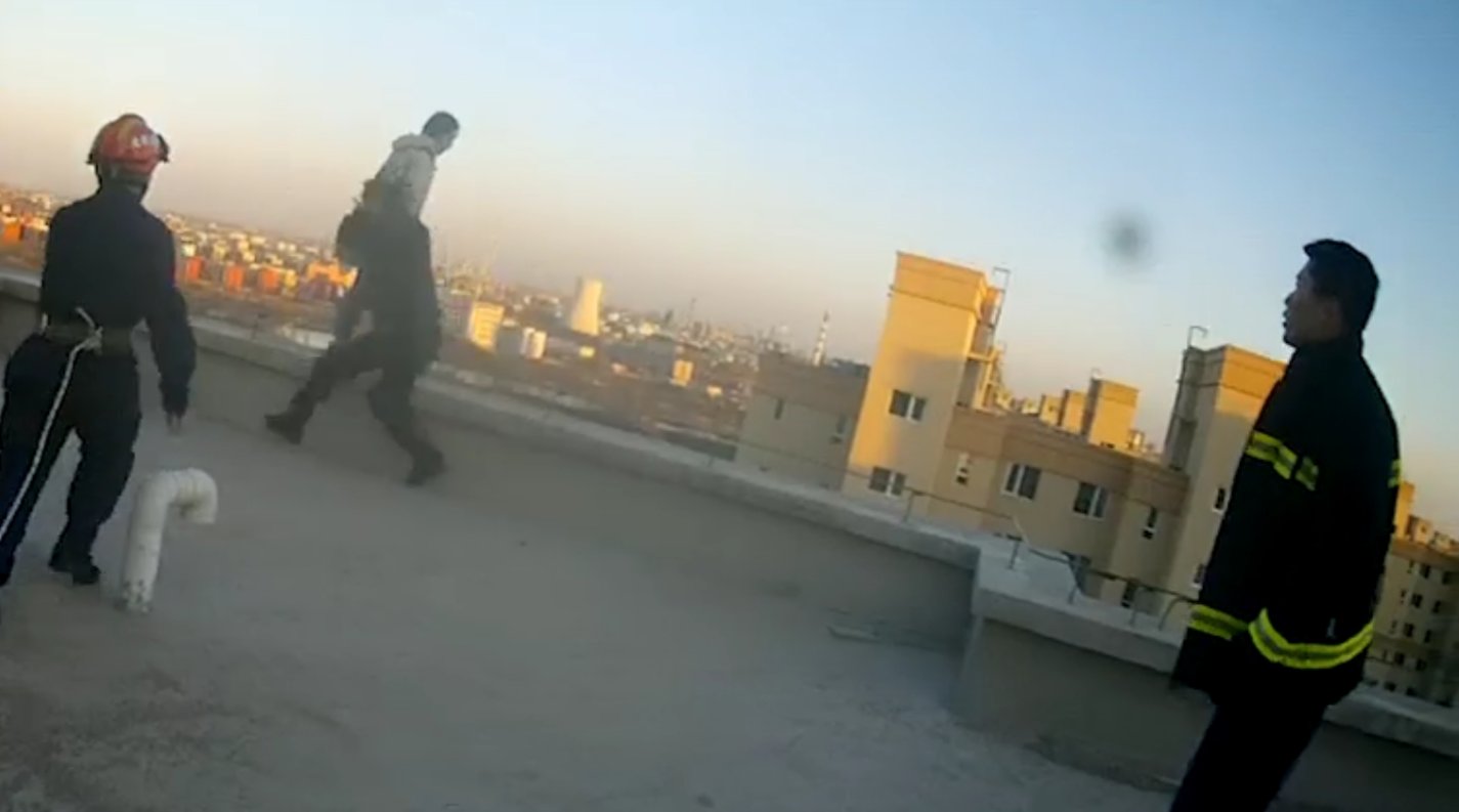 女子33层楼顶欲轻生民警一把拉住,24层楼顶救轻生女孩