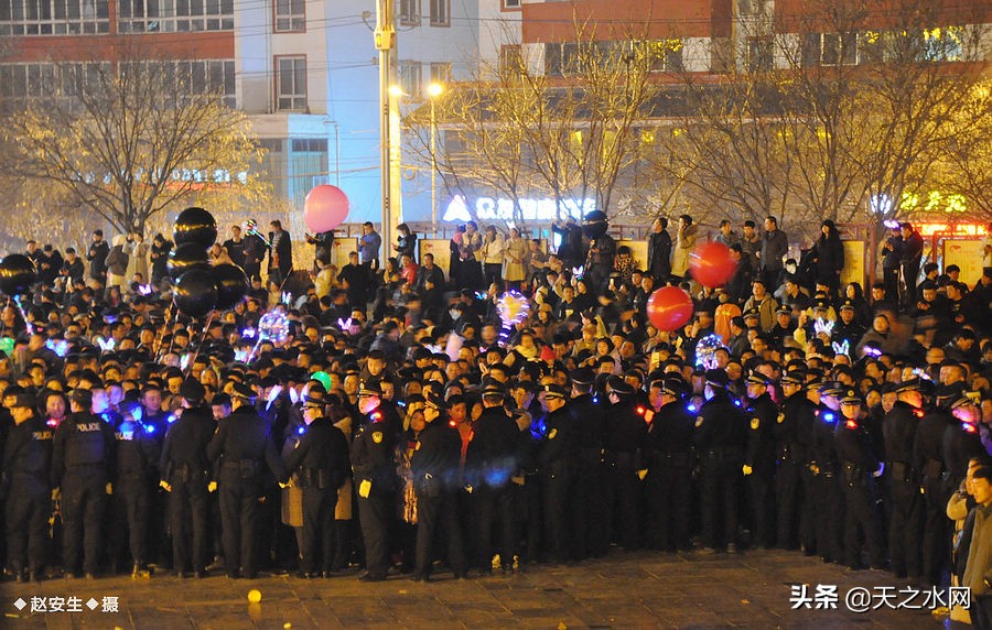 甘肃天水数万民众“上九朝观”祈福纳祥争烧头柱香！（组图）