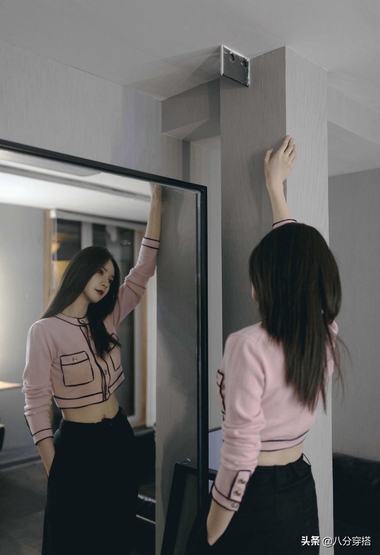 沈梦辰白衬衫黑西服配链条短裙,沈梦辰把粉色西装穿出了时尚感