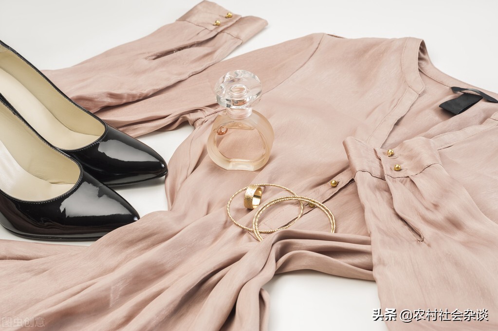 衣服发黄怎么能洗白呀,衣服发黄怎么办一招干净如新