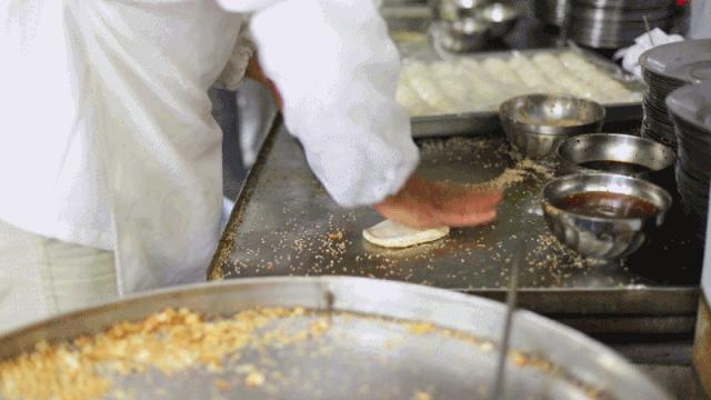 从摆摊到开店，阜阳20多年的早餐店，生意火到老板需要拿话筒喊号