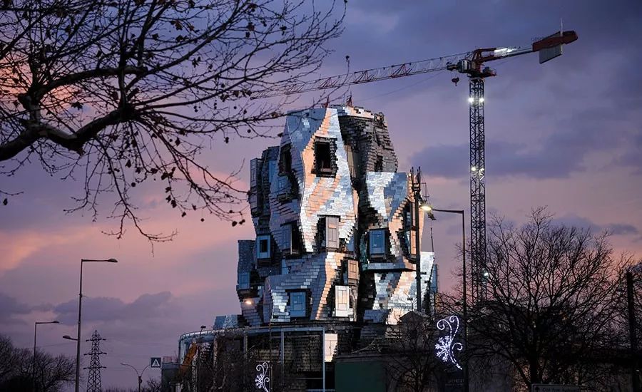 LV韩国开新店上热搜，网友：怎么这么丑？设计师：我乱来的