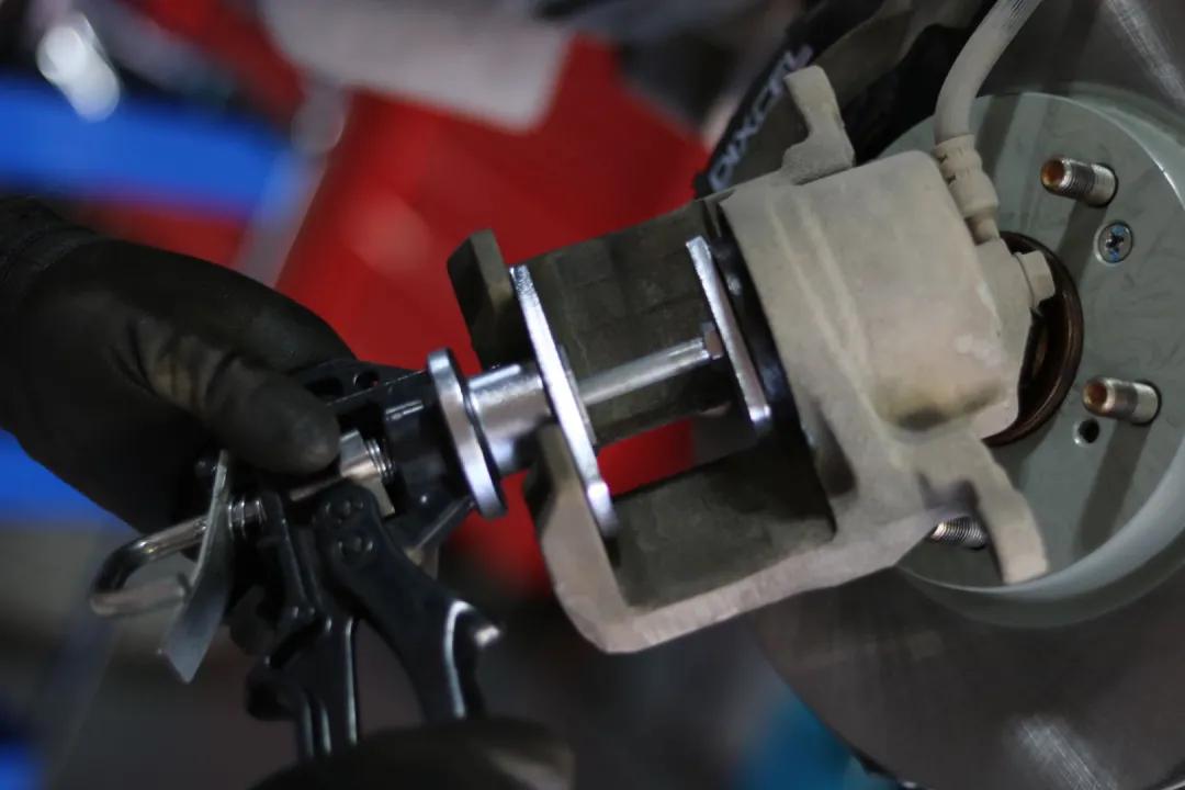 怪兽翻新车,怪兽修车翻新艾力绅