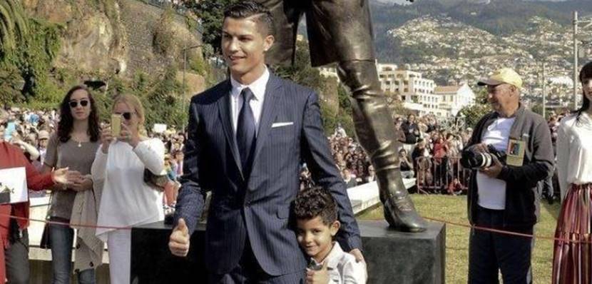 葡萄牙的某个伟大球星的铜像,葡萄牙的标志性建筑