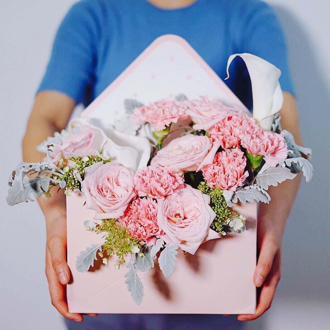 母亲节为什么要送女朋友礼物,母亲节送什么颜色的康乃馨