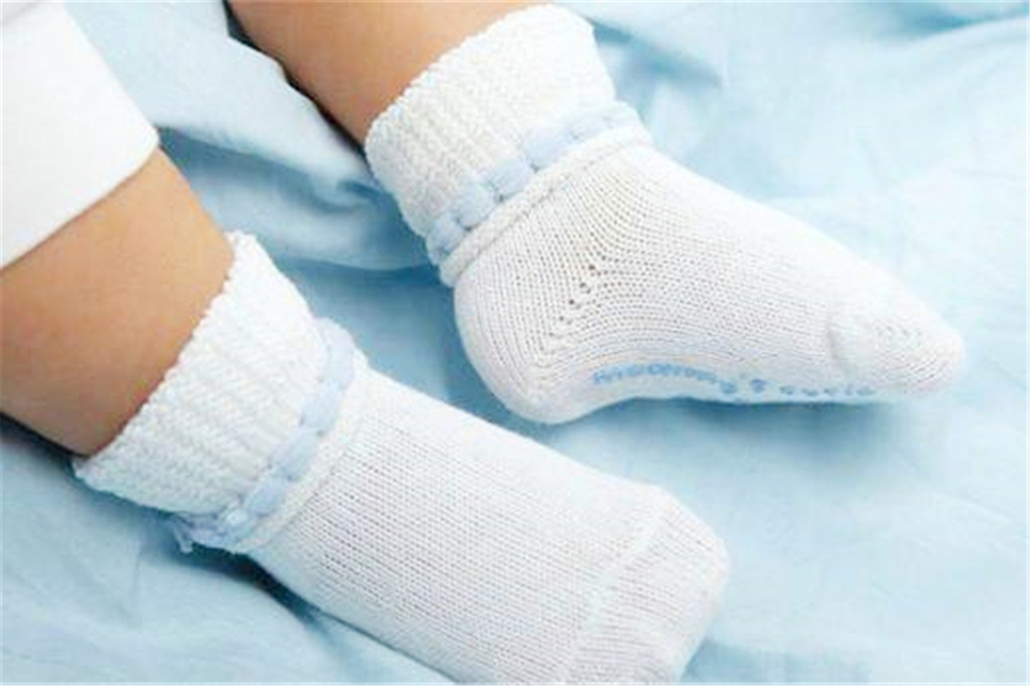 孩子死活不爱穿袜子怎么办,孩子不乐意穿袜子