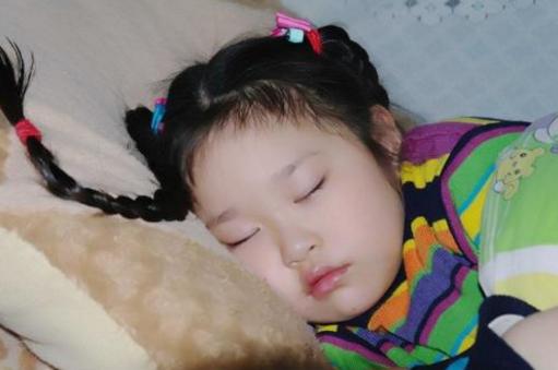 孩子用嘴巴呼吸贴嘴,孩子哭闹被妈妈用胶布封住嘴