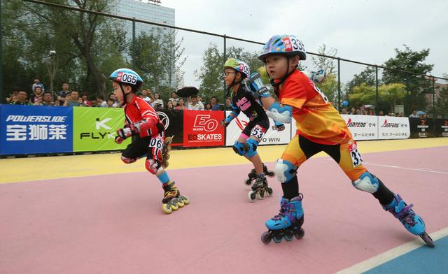 轮滑新手要从哪里开始学,学轮滑怎么学