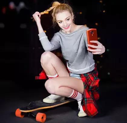 快来get新拍照方式,自拍秀告别单调的自拍