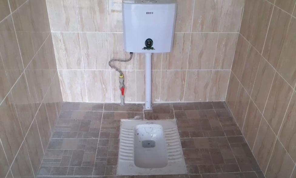 马桶和蹲坑在同一平面上怎么安装,马桶安装简单还是蹲坑简单