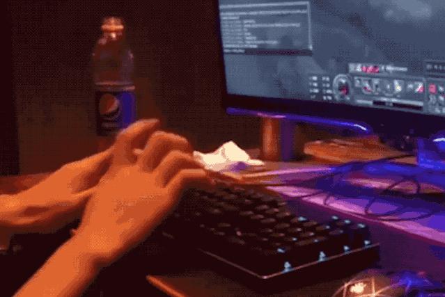 憋疯的外国网红在干嘛？玩尬舞、枕头挑战，还有裸体女友！