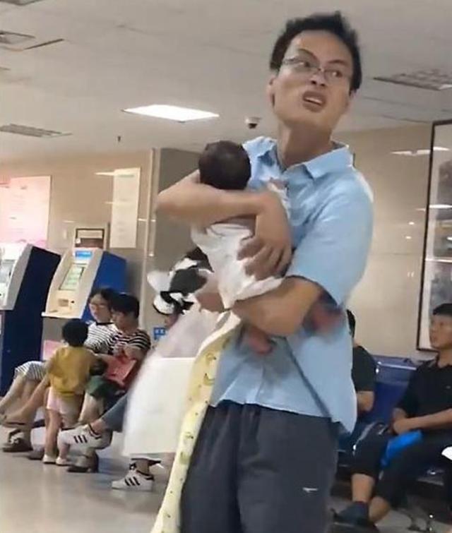 新生儿太小如何抱起来,新生儿怎么抱才能不哭闹