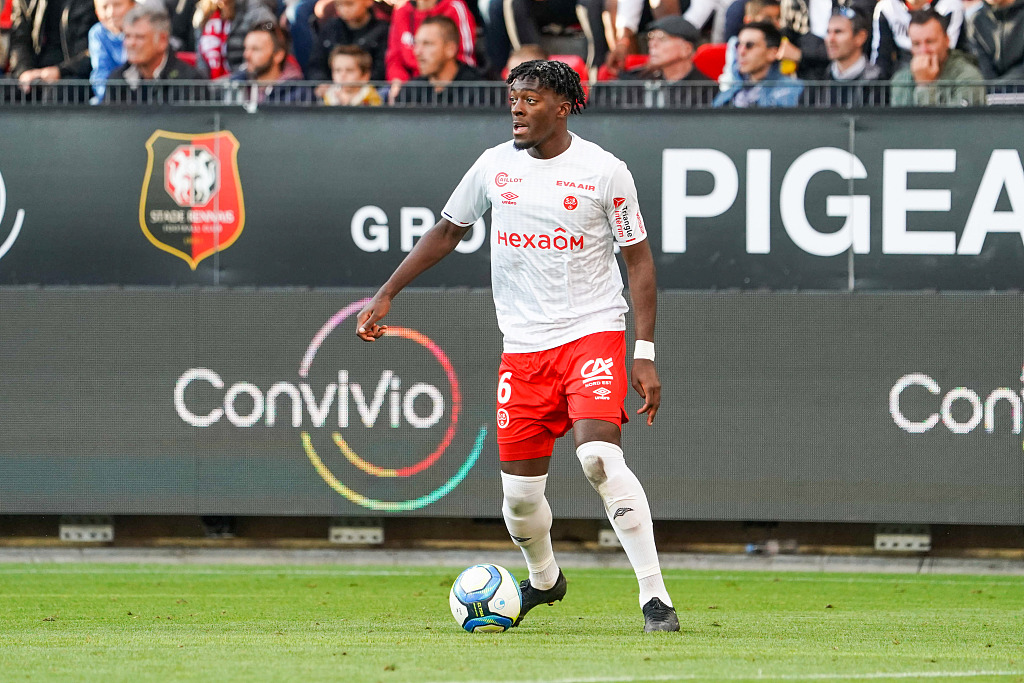 22岁撑起一片天，兰斯中卫为何引枪手关注